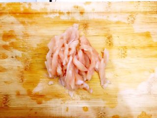 3、酸酸甜甜就是我（茄汁白玉菇鸡胸肉炒年糕）,如图所示，再将鸡胸肉切成丝！