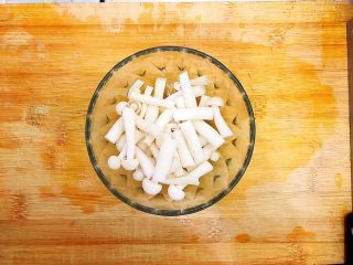 5、酸酸甜甜就是我（茄汁白玉菇鸡胸肉炒年糕）,如图所示，将白玉菇切段，备用！