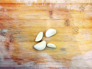 6、酸酸甜甜就是我（茄汁白玉菇鸡胸肉炒年糕）,大蒜去皮洗净！