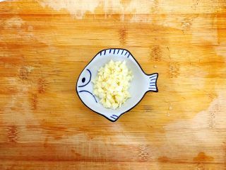 7、酸酸甜甜就是我（茄汁白玉菇鸡胸肉炒年糕）,大蒜切碎，备用！