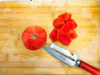 8、酸酸甜甜就是我（茄汁白玉菇鸡胸肉炒年糕）,番茄用削皮刀去皮，洗净！