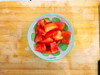 9、酸酸甜甜就是我（茄汁白玉菇鸡胸肉炒年糕）,如图所示，切成小块，备用！