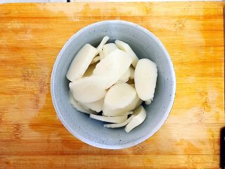 11、酸酸甜甜就是我（茄汁白玉菇鸡胸肉炒年糕）,年糕稍微冲洗一下，沥干水分，切成片，备用！