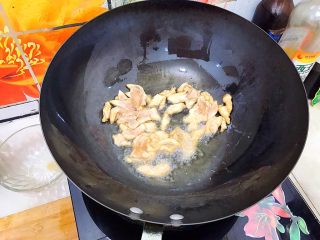 13、酸酸甜甜就是我（茄汁白玉菇鸡胸肉炒年糕）,倒入腌制好的鸡胸肉，小火煸炒30秒！