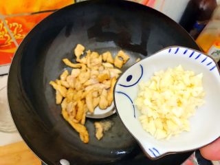 14、酸酸甜甜就是我（茄汁白玉菇鸡胸肉炒年糕）,倒入大蒜，翻炒30秒！