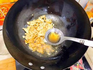 15、酸酸甜甜就是我（茄汁白玉菇鸡胸肉炒年糕）,加一勺料酒，再翻炒一下！