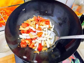 17、酸酸甜甜就是我（茄汁白玉菇鸡胸肉炒年糕）,再加入白玉菇，翻炒一分钟！