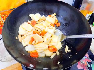 18、酸酸甜甜就是我（茄汁白玉菇鸡胸肉炒年糕）,加入年糕，翻炒一分钟！