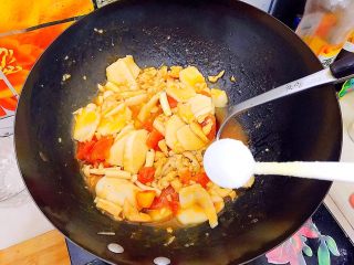 19、酸酸甜甜就是我（茄汁白玉菇鸡胸肉炒年糕）,翻炒片刻后加入一小勺盐！