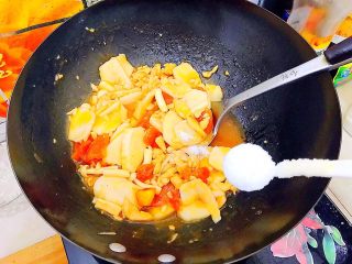 20、酸酸甜甜就是我（茄汁白玉菇鸡胸肉炒年糕）,再加两小勺白糖，翻炒均匀！