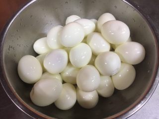 5、做年货 家宴特色秘制龙眼丸子（31个步骤图文详细解释）,将鸡蛋煮熟，剥去外壳。