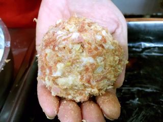 7、做年货 家宴特色秘制龙眼丸子（31个步骤图文详细解释）,龙眼丸子塑形成功。