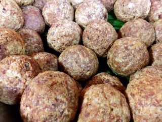 11、做年货 家宴特色秘制龙眼丸子（31个步骤图文详细解释）,将炸好的丸子沥油备用。