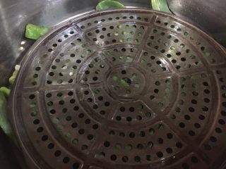 12、做年货 家宴特色秘制龙眼丸子（31个步骤图文详细解释）,炖锅底下铺一层大葱叶子或者小香葱，再放一个篦子，把炸好的丸子放在上边，将第21步调好的汤倒入。