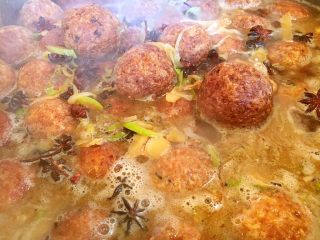 13、做年货 家宴特色秘制龙眼丸子（31个步骤图文详细解释）,汤的量要没过龙眼丸子2或者3厘米，大火煮开，小火炖40分钟左右。