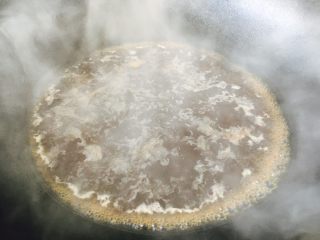 16、做年货 家宴特色秘制龙眼丸子（31个步骤图文详细解释）,将炖龙眼丸子的汤汁倒入锅里，煮开。