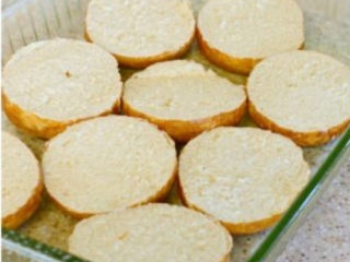 1、比麦当劳更好吃的【芝士蛋堡】,铺好汉堡胚在烤盘上。