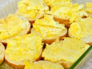 2、比麦当劳更好吃的【芝士蛋堡】,汉堡胚底部先放上熟鸡蛋，然后火腿片，再铺上一层RICOS浓缩车打芝士酱。