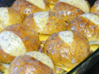 3、比麦当劳更好吃的【芝士蛋堡】,放入微波炉中大火烤约3分钟即可。