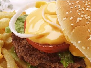 5、比麦当劳更好吃的【芝士蛋堡】,豪华版芝士汉堡：加入培根，牛肉饼以及你喜欢的各种食材。