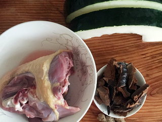 1、灵芝冬瓜老鸦汤,鸭肉皮油脂多，但不适合做汤，（做烤鸭不错哈），去掉皮油和大块的肉蒲，切块