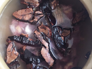 2、灵芝冬瓜老鸦汤,鸭肉加水（加水量取决食量，建议汤好后人均一碗至两碗的汤）这样的汤味就不会太淡了。倒入灵芝片和姜片，盖好大火煮开