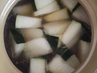 3、灵芝冬瓜老鸦汤,倒入冬瓜块，大火煮开后，调至最小火慢慢熬60分钟左右。加盐稍煮一会即可