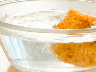 1、西瓜翠衣助眠汤,银耳提前浸泡。