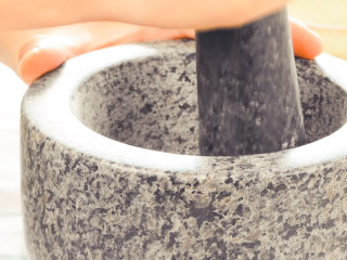 2、西瓜翠衣助眠汤,酸枣仁捣碎。酸枣仁,养心安神,专补肝胆,还能醒脾。捣碎后,有效成分易于煎出,可以增强疗效。