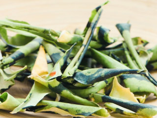 4、西瓜翠衣助眠汤,西瓜青皮准备好。可以用新鲜的,也可以用晒干的。