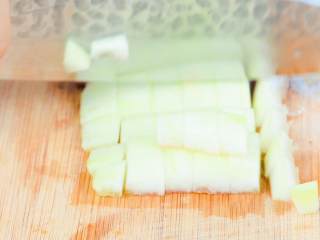 5、西瓜翠衣助眠汤,西瓜白皮切丁。