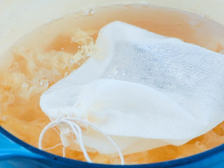 6、西瓜翠衣助眠汤,泡好的银耳和酸枣仁一起加水煮。大火煮开转小火,时间1小时。