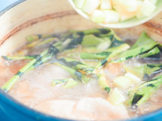 8、西瓜翠衣助眠汤,1小时后,放入西瓜青皮,西瓜白皮,冰糖,继续煮15分钟