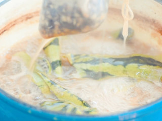 9、西瓜翠衣助眠汤,煮好后,捞出酸枣仁和西瓜青皮。