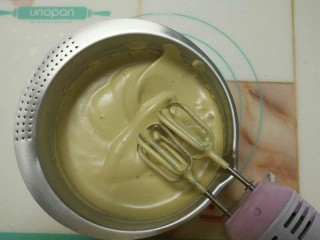 11、枣香浓郁的-红糖枣糕,打蛋盆坐温水，用电动打蛋器打至提起打蛋器，蛋液缓慢滴落，划8字8秒内不消失。