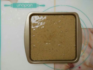 17、枣香浓郁的-红糖枣糕,倒入模具中轻轻震去表面气泡。