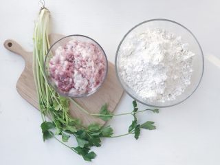 1、超详细家庭水饺,食材准备：饺子粉500克 猪肉馅300克 芹菜 200克 食盐/鸡精/生抽/香油/花椒面/胡椒粉/食用油适量