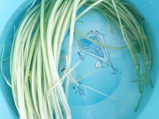 3、超详细家庭水饺,摘去芹菜叶子（喜欢吃叶子的也可以不用去除 北方吃法是将叶子和食盐生抽拌在一起腌制成咸菜配稀饭）