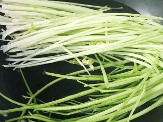 4、超详细家庭水饺,整理完毕的芹菜梗再一次清洗干净