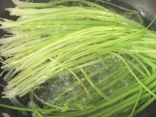 5、超详细家庭水饺,放入水中焯软（这样不会因为硬而戳破饺皮）