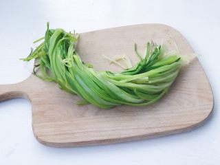 6、超详细家庭水饺,焯好的芹菜挤去水份