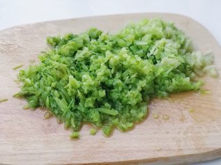 7、超详细家庭水饺,切成末备用