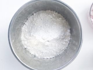 8、超详细家庭水饺,将饺子粉倒入容器
