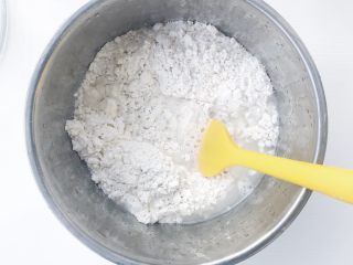 9、超详细家庭水饺,加适量温水（温水和出来的面会比较软）