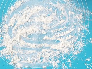 11、超详细家庭水饺,面板上撒少许干粉