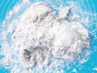 12、超详细家庭水饺,倒入面团