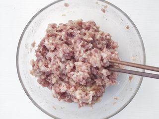 15、超详细家庭水饺,顺时针搅拌上劲儿即可