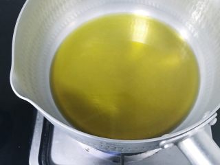 16、超详细家庭水饺,锅中倒入少许食用油加热冷却
