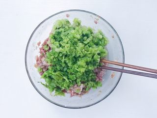 17、超详细家庭水饺,腌制好的猪肉馅倒入芹菜末