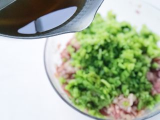 18、超详细家庭水饺,倒入冷却好的食用油